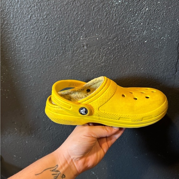 Crocs Yellow Casual Clogs with Fuzzy Liner Size 2 - Picture 7 of 10